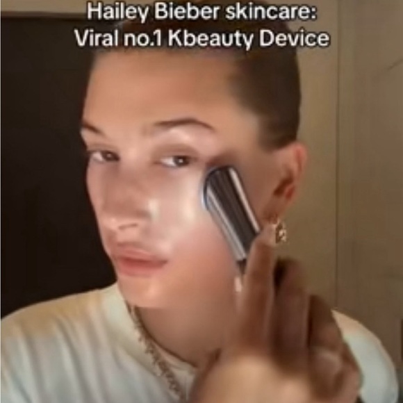 NWT 100 % authentic medicube device AG-R Booster H comes with 3 free samples - Picture 14 of 14